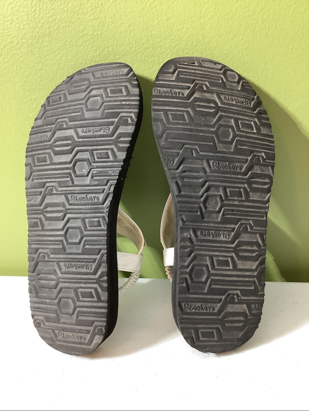Skechers Meditation Luxe bone with silver accents thong sandals, size  7 - Picture 5 of 6